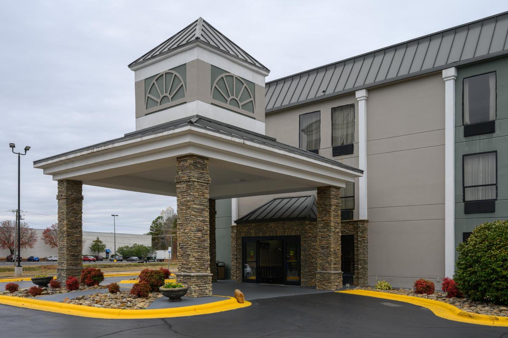 Quality Inn & Suites Lexington Exterior photo